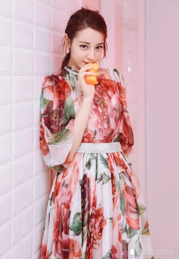 26岁热巴和20岁程潇撞衫，相差6岁气质差太多，女团和演员的区别