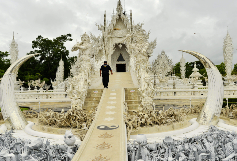 泰国一厕所用“黄金”打造,想如厕得先拖鞋,曾限制中国游客进入