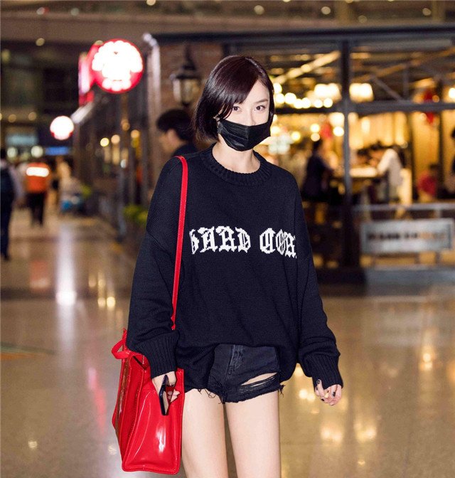 袁姗姗未PS街拍流出,瞬间怀疑她马甲线是不是假的