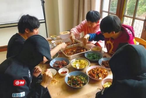  [家常菜]FPX战队晒出基地伙食，营养搭配均衡，家常菜像家里的感觉