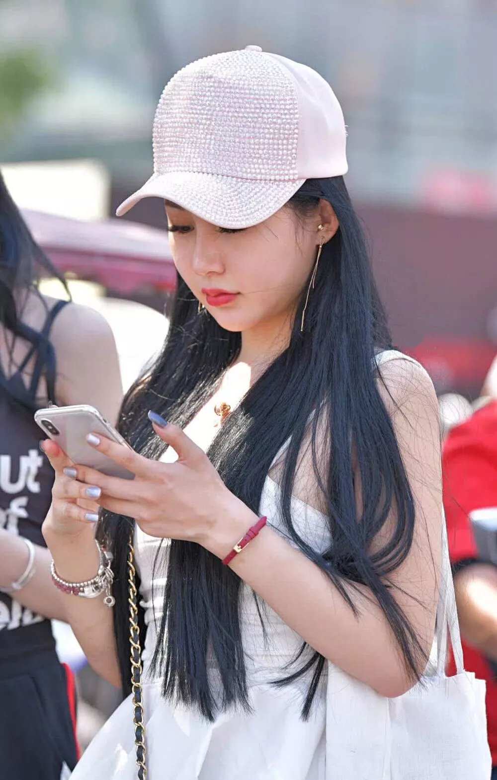 街拍漂亮的短裤大长腿美女小姐姐,笑起来很美