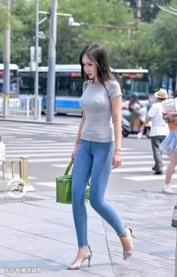 街拍:一双美腿，一个翘臀，蜜桃裤穿出姑娘梦寐以求的身材