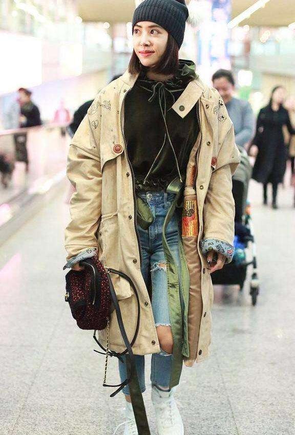 蔡依林现身机场, 一款大衣搭两款造型, 网友: 一次比一次敢穿!