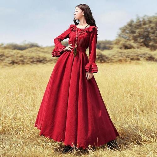 灯芯绒连衣裙配高跟鞋，穿出时尚复古范儿