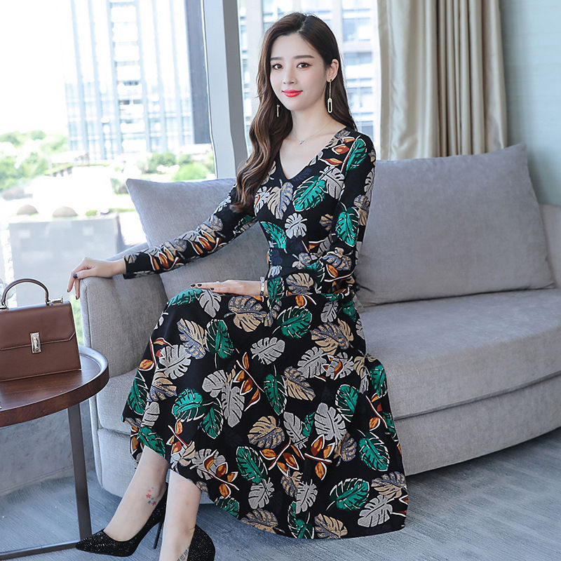 女人再好看，也不要裙子配丝袜!瞧瞧女人这样穿，没人信我50岁