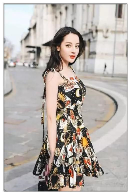 没热巴的美颜真别穿这种印花裙，像周海媚一样穿成买家秀就尴尬了