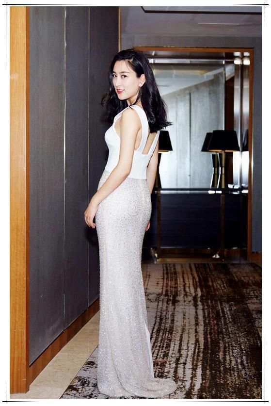 马苏好尴尬!一条深V裙穿成50岁大妈，网友:没气质露再多也白费