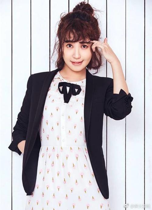 李菲儿不过剪了个刘海，从30岁嫩成13岁，想问黄晓明一句：后悔吗