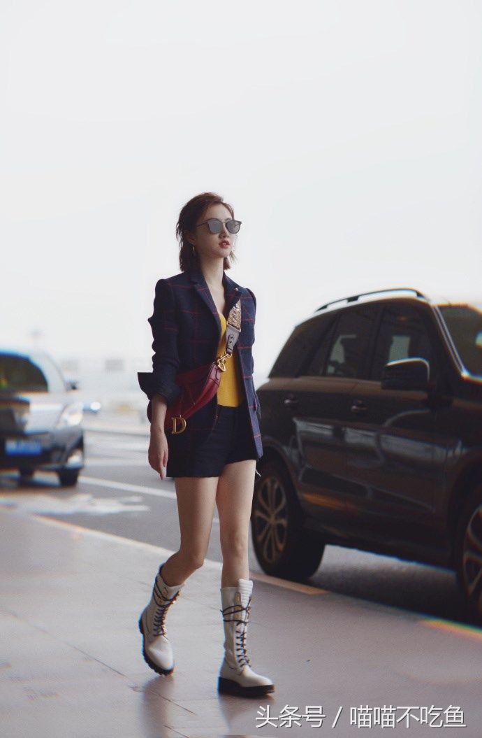 景甜穿短裤长靴大秀美腿，网友:天气热，不怕脚丫出汗的吗!