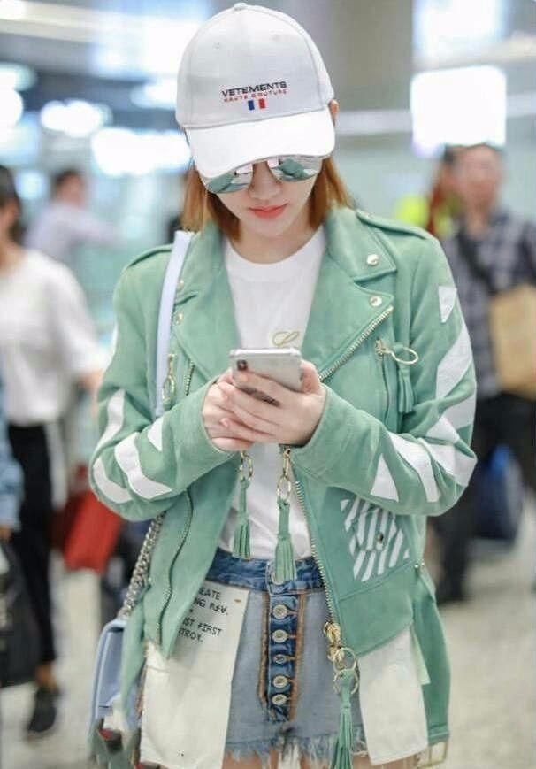 女明星的时尚真难懂！景甜裤子都穿反了还敢出来秀！