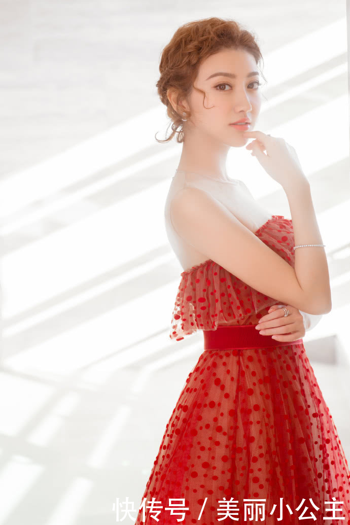 景甜好惊艳！穿抹胸裙惊艳全场，网友：皮肤白才能撑起来！