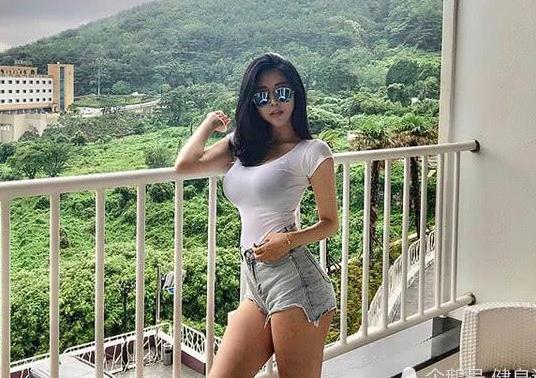 健身女神身材太好，每次夜晚锻炼都带狗！