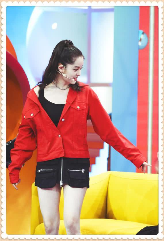 欧阳娜娜和关晓彤相差3岁，可同穿半身裙，却是少女和阿姨的差距