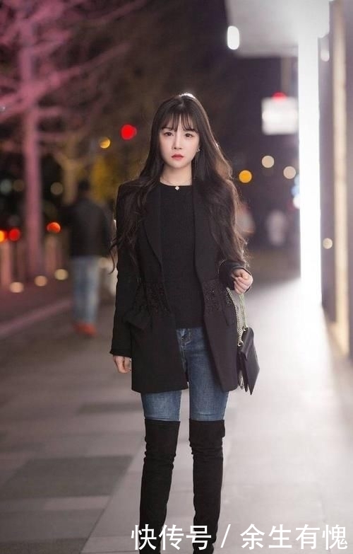  『美女』街拍：打底裤美女的搭配使得整体魅力提升，展现甜美气息