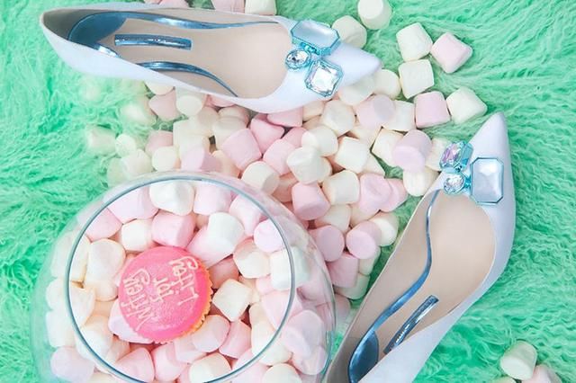 还没见过这双带蝴蝶翅膀的高跟鞋？国外已经非常火爆，还圈粉维密