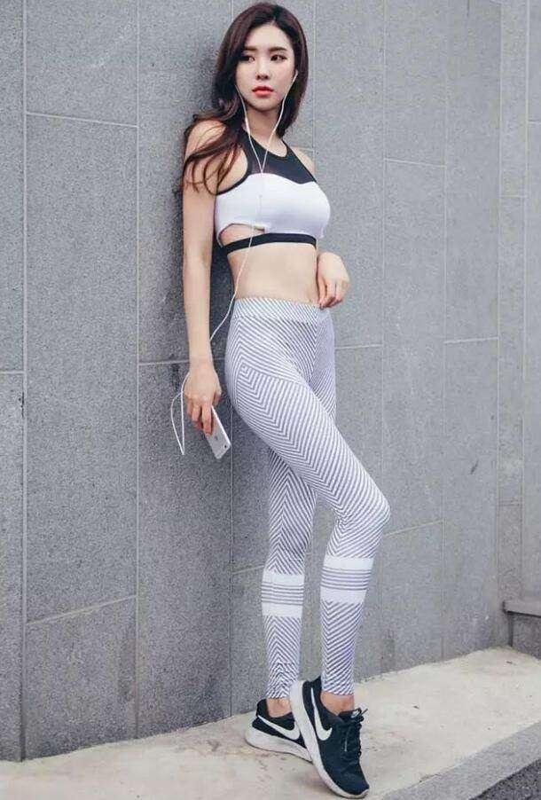 青春活力的打底裤美女，穿搭时髦，十分抢眼，特别招人喜欢