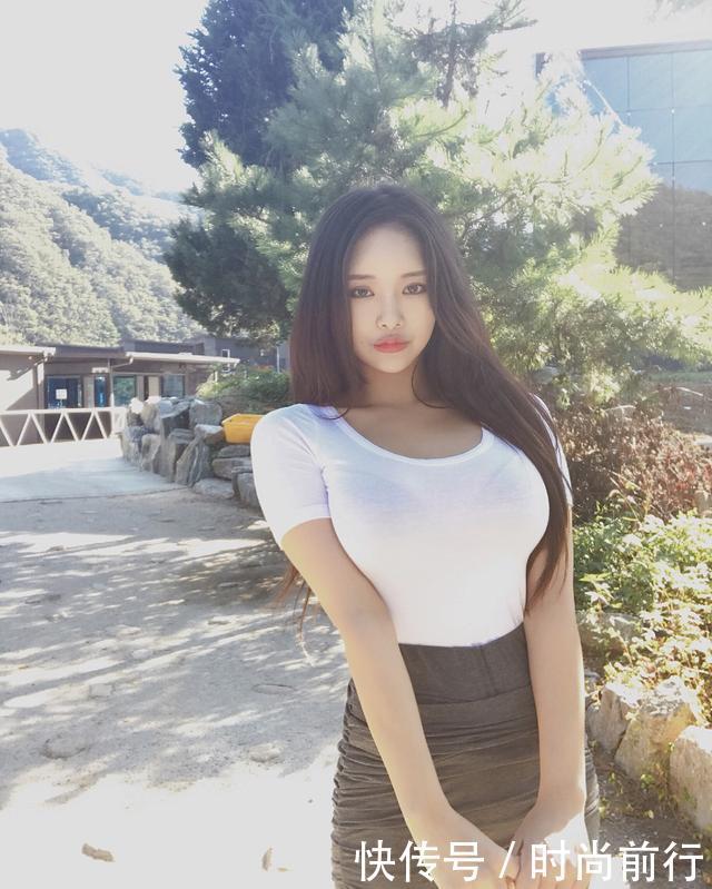 街拍：小姐姐一件针织包臀裙，更显小女人的娇羞！