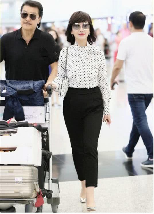 64岁赵雅芝47岁俞飞鸿同穿九分裤，网友:真假冻龄女神谁看都清楚