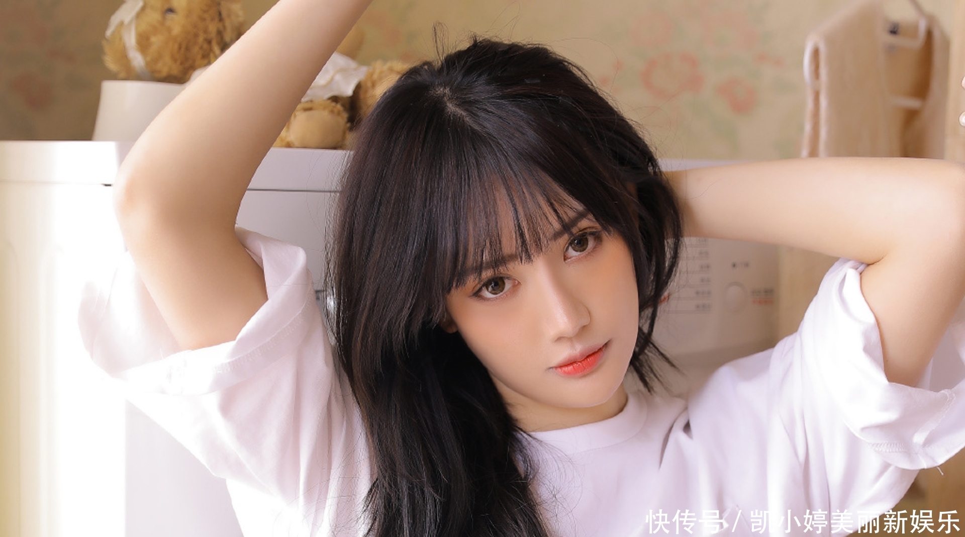  #清新#美女自拍：小姐姐清新长发，穿白衬衫在家自拍。