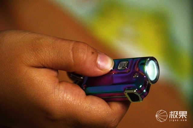 NITECORE TINI 炫彩钥匙灯上手，外表酷炫 无惧黑暗