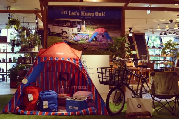 用做杂志的方式开了一家杂货店，店面每天都在变“脸”!