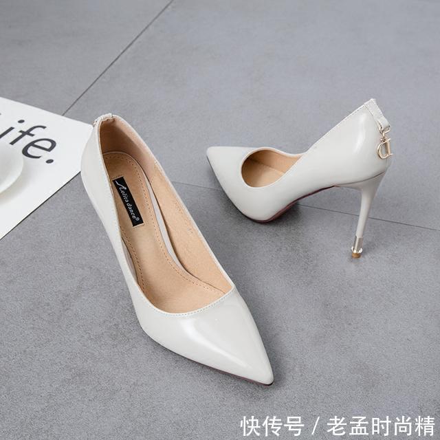 『女人』穿尖头细高跟鞋的女人是最有气质,穿出女人的高贵优雅与柔情似水