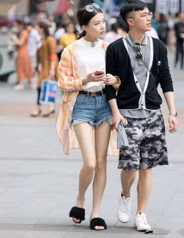 街拍!小姐姐的白色吊带穿搭，穿着婀娜多姿，尽显女性成熟美