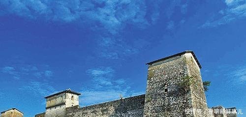  「出名」广东、湖南和江西三省交界, 其中一个县, 因名字取自名