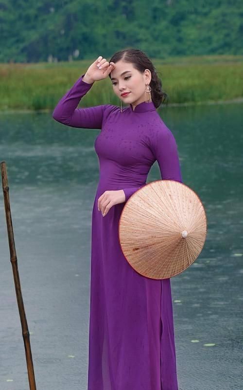  『小姐姐』街拍：小河里的丝滑长裙小姐姐，温文尔雅！