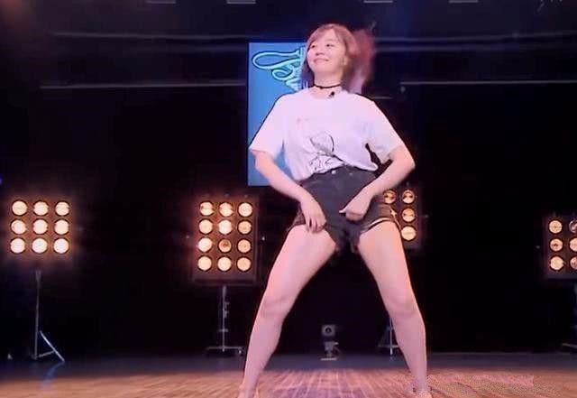 张靓颖的腿是真的美，不穿短裤还不知道！网友：我p也能比她美！