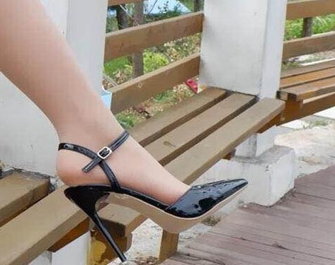 尖头铆钉高跟鞋才是街头潮人的必备!