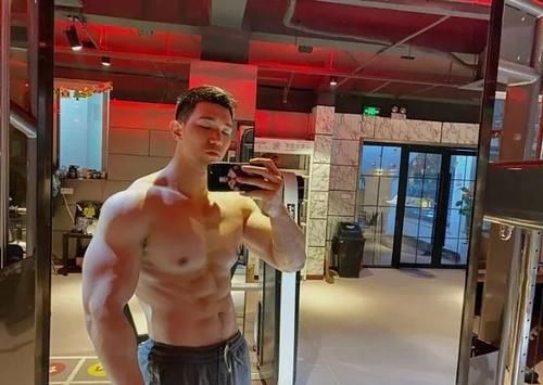 「洋火」193CM“肌肉版”杨洋火了，这颜值大长腿让网友不淡定了！