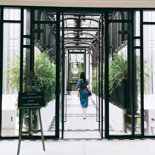 何穗就是会搭，牛仔裤塞进短靴里也不丑，网友:一般人穿丑哭了!