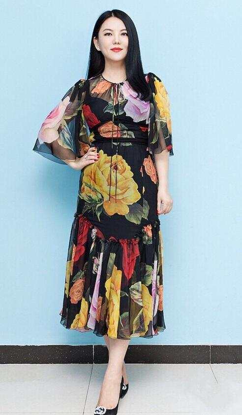 李湘真厉害! 穿的是包臀裙还夹得这么紧 网友: 这尺寸也未免太尴