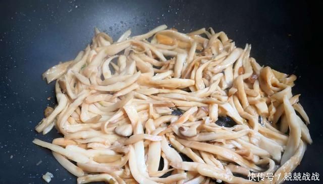 『营养』宁可不吃肉,也要给孩子吃这菜,一周吃2次,强筋骨补脑力又营养