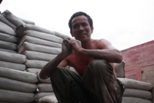  「农民」工地“闹工荒”，包工头直言：以后给再多钱也没有农民