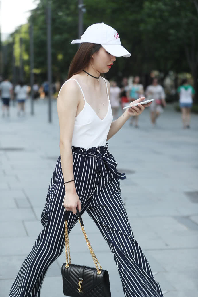 白皙小姐姐深v吊带阔腿裤，秀出丰腴事业线，曼妙身姿十分吸睛