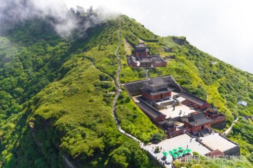 中国最“惊险”的寺庙，横跨两座山峰悬空2493米，全靠一座桥连接