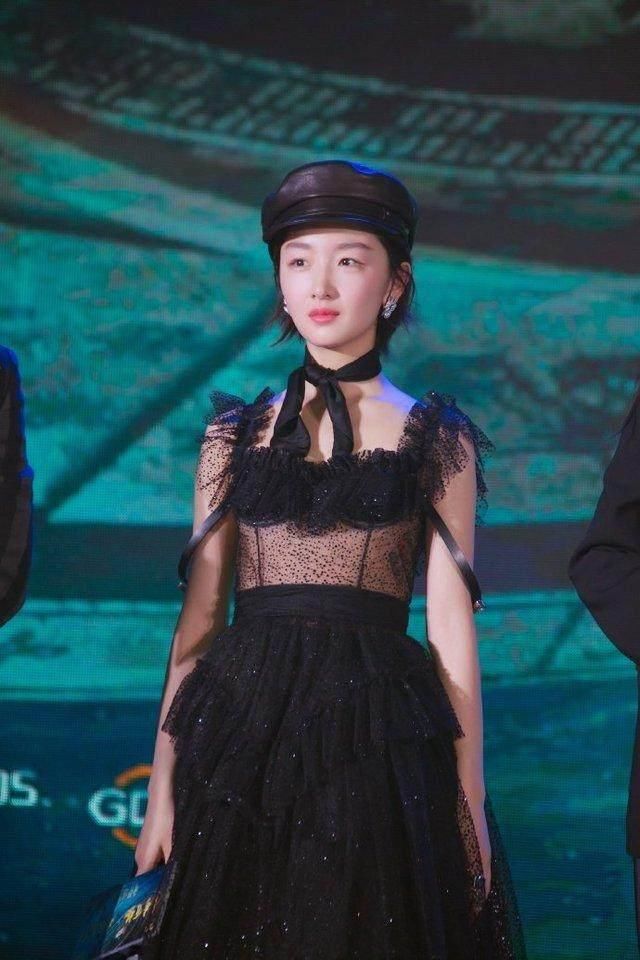 周冬雨胆真大，穿一身透视蕾丝裙现身活动，网友：你的胸呢？