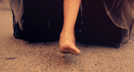 擦掉一张皮，双脚换皮术！死皮、老茧一喷就没，15秒还原嫩白玉足