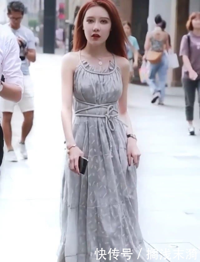 【和裙子】小姐姐的腰是有多细?穿裙子还用“绳子”缠三圈,这操作太服气了