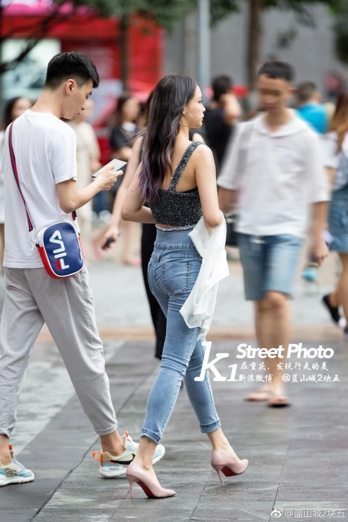 街拍:一袭黑裙，勾勒出美女窈窕的身材，黑丝长腿让人心旌摇曳