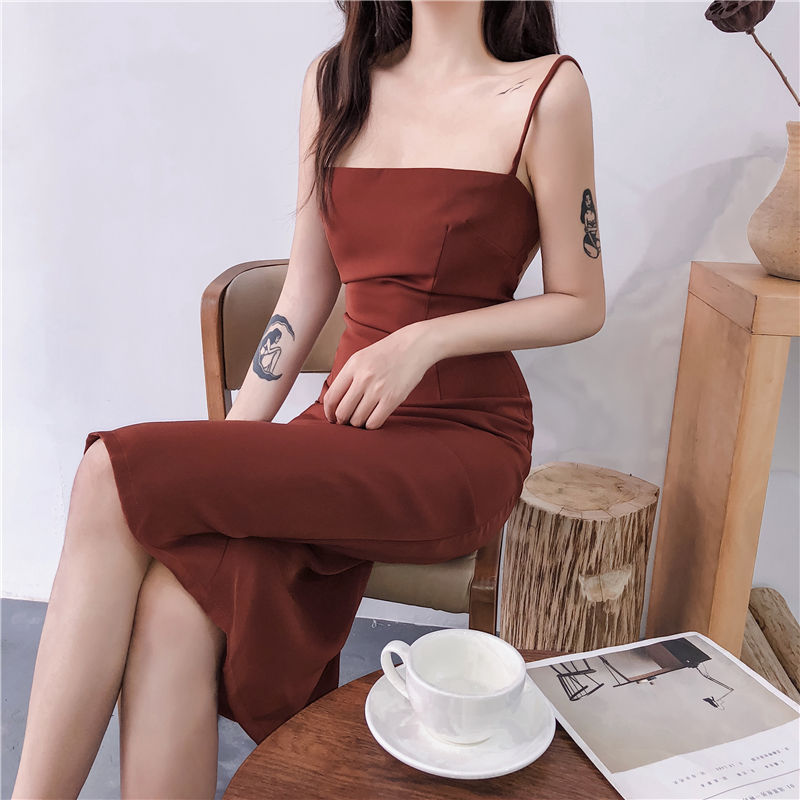 自带凉爽效果的吊带裙在八月很受欢迎，凸显窈窕身材，动人心弦