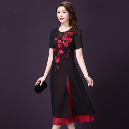 40岁女人不要穿的太复杂，这些简单的连衣裙，成熟稳重有女人味