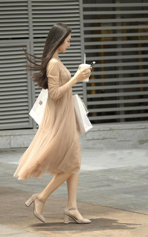 街拍 出场就称霸一条街，图一图七美女姐姐实力让人无话可说！