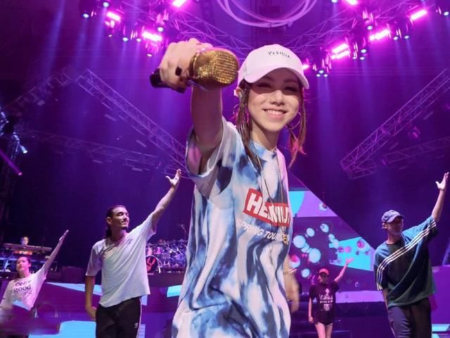 邓紫棋大红裤子裹身上,居然很时尚,网友:一部衣品进化史!