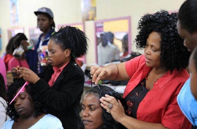 去过非洲的高级理发店才知道，非洲女人头上的小辫子都是假的！