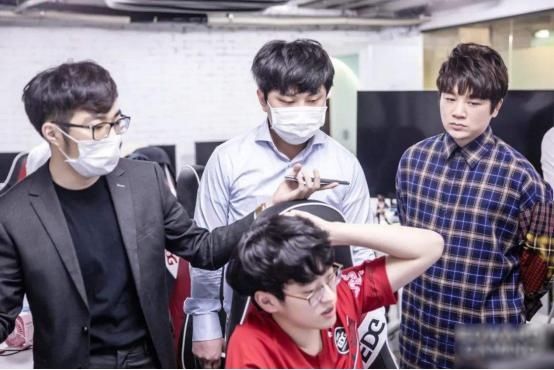  『EDG』如今电竞热潮，相关俱乐部真的赚钱吗？只有EDG能够勉强收支平衡