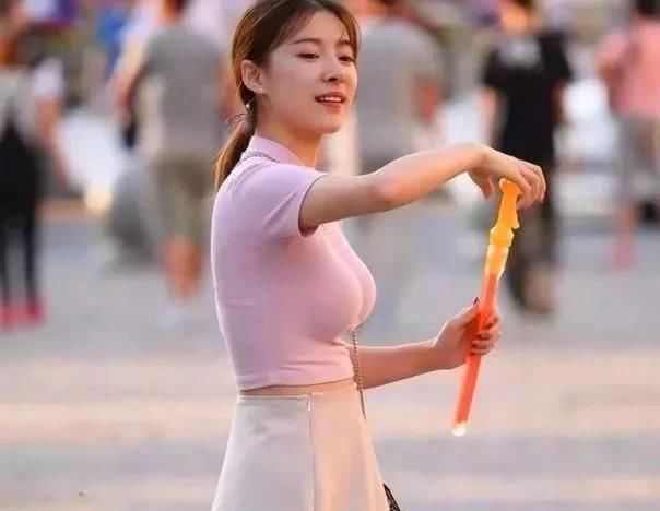 「热情」热情活泼的时尚街拍:清新甜美的小姐姐,展现别致的时尚美