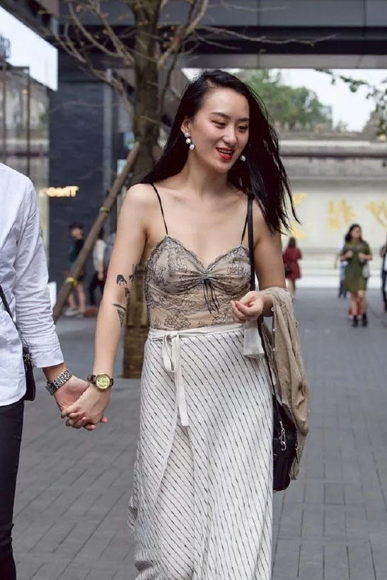 可爱萌妹吊带背心勾勒出凹凸有致的曲线，清爽效果极佳，破洞牛仔